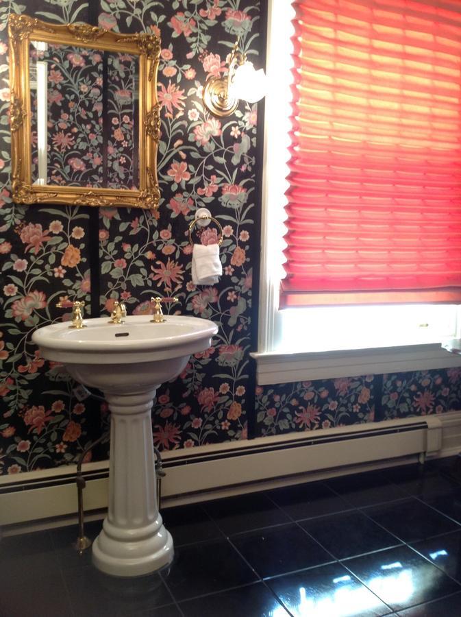 Hermansaders Victorian Mansion B & B